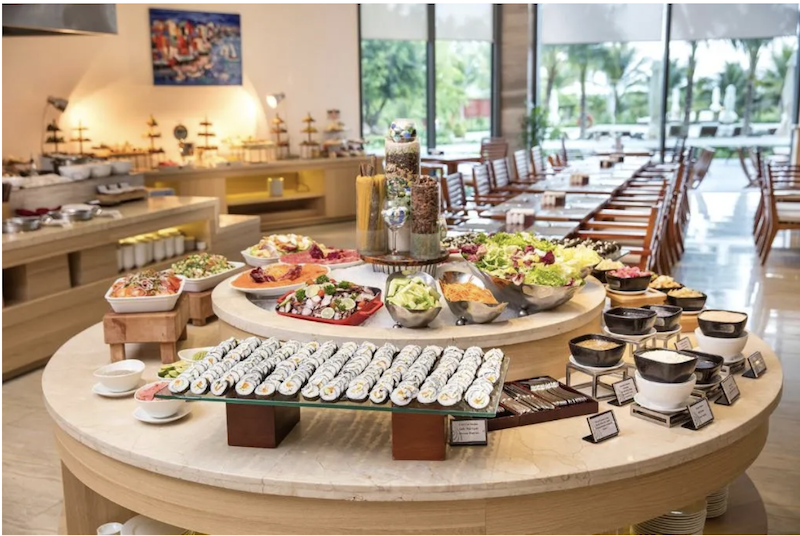 Thưởng thức ẩm thực đa dạng tại nhà hàng Orchidea của resort.