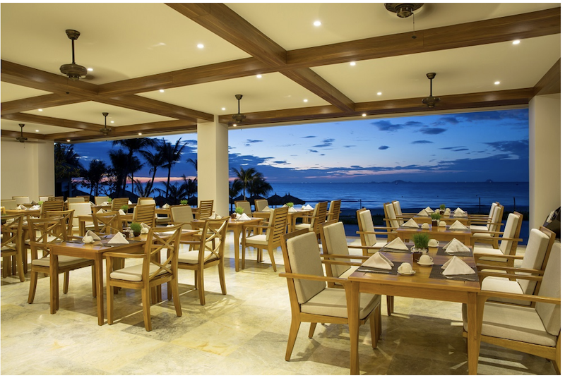Không gian dùng bữa sang trọng với tầm nhìn biển lãng mạn.